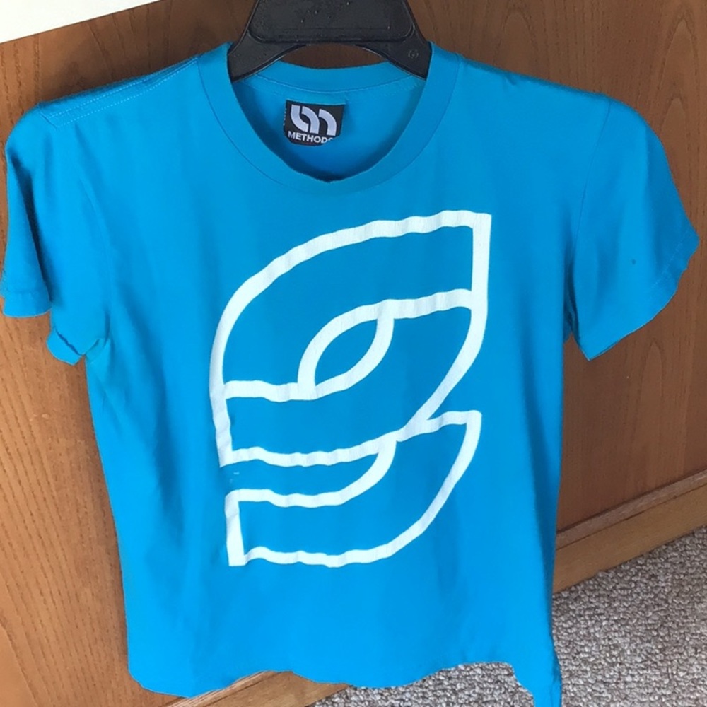 Blue and White Short Sleeve Tee with Geometric Design